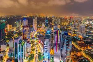 de skyline van de binnenstad van Kuala Lumpur bij schemering foto