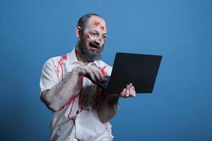 geesteloos arbeider werkte naar dood aan het doen geest verdovend taken Aan laptop. Mens werken Leuk vinden zombie, invoeren gegevens Aan notitieboekje, aan het doen eentonig werk, geïsoleerd over- studio achtergrond foto