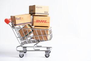 Bangkok, Thailand september 26, 2022 boodschappen doen kar met dhl amazon en FedEx uitdrukken inpakken doos, importeren exporteren online uitwisseling investering bedrijf. foto