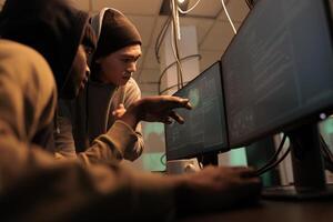 hackers bespreken computer systeem wachtwoord kraken, codering malware, cybercriminaliteit. criminelen ontwikkelen internet virus, oplichters programmering kwaadaardig software Bij nacht tijd foto