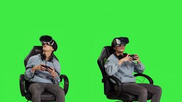 speler genieten van cyberspace gaming wedstrijd met vr bril Aan smartphone app, spelen mobiel spellen met interactief virtueel realiteit hoofdtelefoon. vrouw Toneelstukken toernooi, groene scherm. camera b. foto