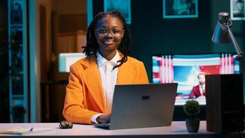 portret van toegewijd leerling aan het studeren klasse materialen en aantekeningen naar toenemen kennis, werken van huis Aan haar projecten. leerling onderzoeken voor opdrachten gebruik makend van web bibliotheken. camera a. foto