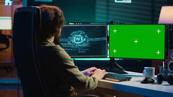 ai worden bewust, pratend met programmeur, vragen existentieel vragen, groen scherm computer. concept van kunstmatig intelligentie- worden zelf bewust, chroma sleutel monitor, camera een foto