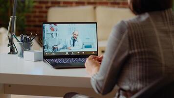 van een afstand werken werknemer in telegeneeskunde telefoontje vragen voor medisch het advies, gevoel ziek. telewerker in online overleg controle met dokter, ontvangen voorschrift plan, camera b foto