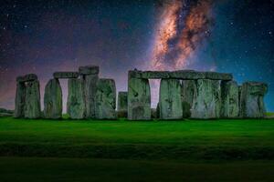 landschap beeld van melkachtig manier heelal Bij nacht lucht met sterren over- stonehenge een oude prehistorisch steen monument, wiltshire, uk. foto