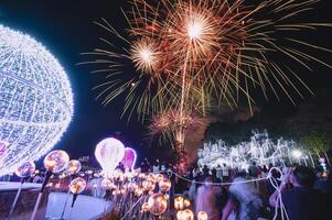 de kleurrijk Scherm van vuurwerk viert de pret en geluk van de nacht. foto