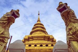 beeldhouwwerk van phra dat in wat si chom string, Chiang mai provincie foto