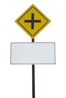 verkeer teken wijzend op een kruising verder geïsoleerd Aan wit achtergrond foto