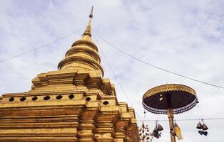 beeldhouwwerk van phra dat in wat si chom string, Chiang mai provincie foto