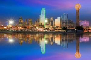 Dallas skyline van de stad bij avondschemering foto