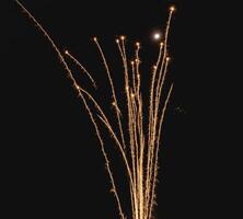 vuurwerk ontploffen in de donker lucht vieren de jaar- festival. foto