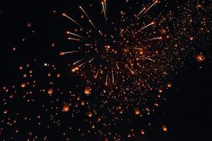 de schoonheid van de lantaarns drijvend in de lucht gedurende de yi peng festival en de drijvend lantaarn festival in Chiang mai provincie, Thailand. foto