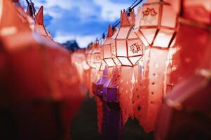 lantaarns gemaakt van kleurrijk papier zijn hing gedurende de jaar- festival Bij wat phra dat hariphunchai in lamphun provincie. foto