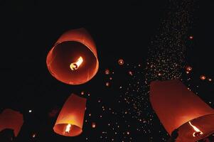 de schoonheid van de lantaarns drijvend in de lucht gedurende de yi peng festival en de drijvend lantaarn festival in Chiang mai provincie, Thailand. foto