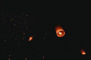 de schoonheid van de lantaarns drijvend in de lucht gedurende de yi peng festival en de drijvend lantaarn festival in Chiang mai provincie, Thailand. foto