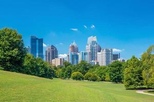 midtown atlanta skyline van het park foto