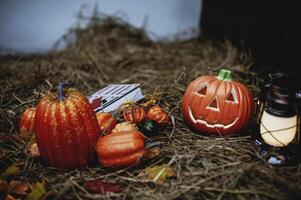 halloween symbool concept replica pompoen hoofd met storm olie lantaarn in wijnoogst toon. foto