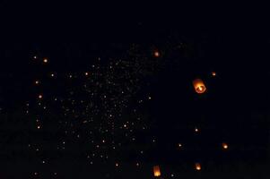 de schoonheid van de lantaarns drijvend in de lucht gedurende de yi peng festival en de drijvend lantaarn festival in Chiang mai provincie, Thailand. foto