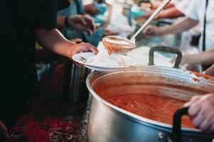 sharing voedsel met de arm. ideeën voor helpen met honger problemen foto