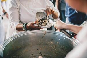 sharing voedsel met de arm. ideeën voor helpen met honger problemen foto