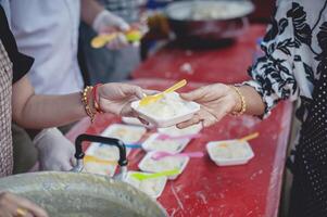 van hand- naar hand. sharing voedsel met dakloos foto