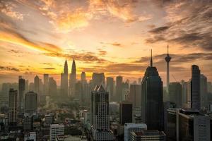 de skyline van de binnenstad van Kuala Lumpur bij schemering foto