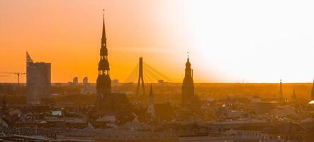 antenne panoramisch zonsondergang over- Riga oud stad- in Letland. mooi voorjaar zonsondergang over- riga. gouden uur brand zonsondergang. foto