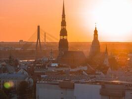 antenne panoramisch zonsondergang over- Riga oud stad- in Letland. mooi voorjaar zonsondergang over- riga. gouden uur brand zonsondergang. foto