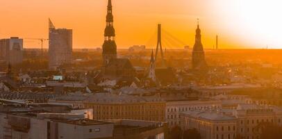 antenne panoramisch zonsondergang over- Riga oud stad- in Letland. mooi voorjaar zonsondergang over- riga. gouden uur brand zonsondergang. foto