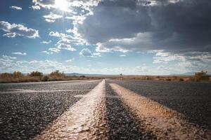 Arizona woestijn weg, dubbele geel lijn, bewolkt lucht foto