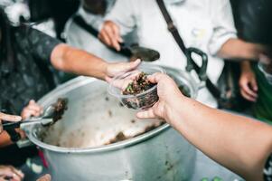 schenken overgebleven voedsel naar hongerig mensen, concept van armoede en honger foto