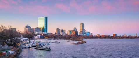 panoramisch uitzicht op de skyline van Boston met wolkenkrabbers bij schemering in de Verenigde Staten foto