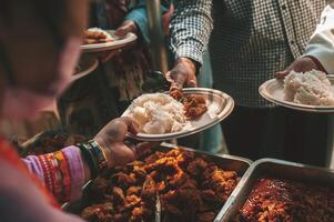 sharing warm voedsel voor dakloos en dakloos mensen foto