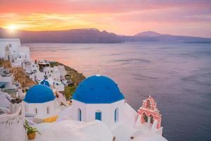 zonsondergang op de beroemde stad Oia, Griekenland, Europa foto