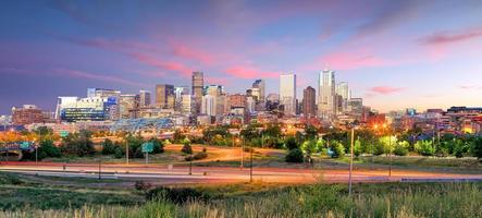 denver skyline lange blootstelling bij schemering. foto