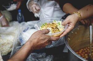 sharing voedsel met de arm. ideeën voor helpen met honger problemen foto