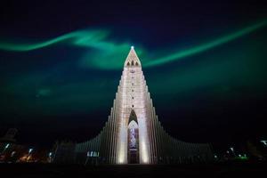 noorderlicht schijnt over de kerk in reykjavik foto