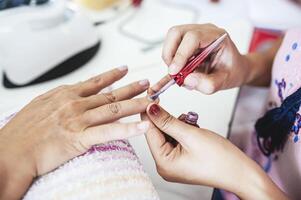 manicure is decoreren de nagels voor de schoonheid van de handen. foto