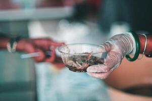 voedsel bijstand naar de dakloos arm van vrijwilligers concepten van openbaar honger. foto