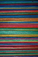 multi gekleurde houten ambacht stokken, kleurrijk achtergrond foto