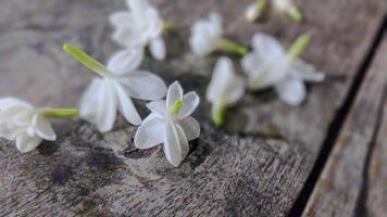 top visie van een bundel van jasmijn bloemen Aan een oud houten tafel. foto