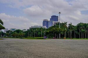 centraal Jakarta, januari 30, 2024 - mooi visie van wolkenkrabbers met een helder middag lucht. foto