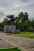 centraal Jakarta, januari 30, 2024 - dipongoro standbeeld rijden een paard Aan de gronden van de Jakarta nationaal monument, Indonesië. foto