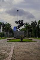 centraal Jakarta, januari 30, 2024 - dipongoro standbeeld rijden een paard Aan de gronden van de Jakarta nationaal monument, Indonesië. foto