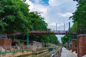 voetganger brug in Taman serpong stad, zuiden tangerang, mooi lucht achtergrond. foto