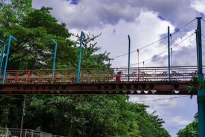 voetganger brug in Taman serpong stad, zuiden tangerang, mooi lucht achtergrond. foto