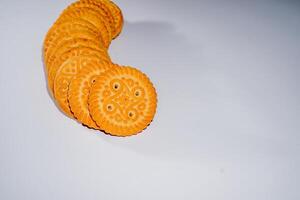 biscuits geïsoleerd Aan een wit tafel. foto