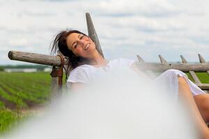 een vrouw in een wit jurk met een wit fantasie wolk in de voorgrond foto