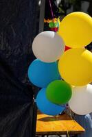 kleurrijk ballonnen in voorkant van een winkel venster in de stad foto