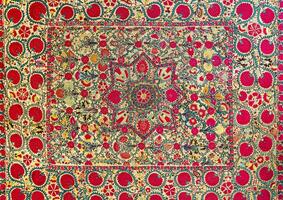 kleurrijk wijnoogst tapijt gemaakt door hand. oosters handwerk van de 19e eeuw. abstract achtergrond. foto